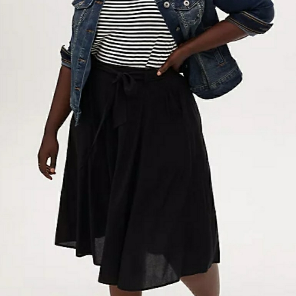 Torrid black midi skirt with pockets!